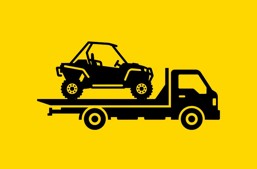 UTV amarrado sobre plataforma para transporte